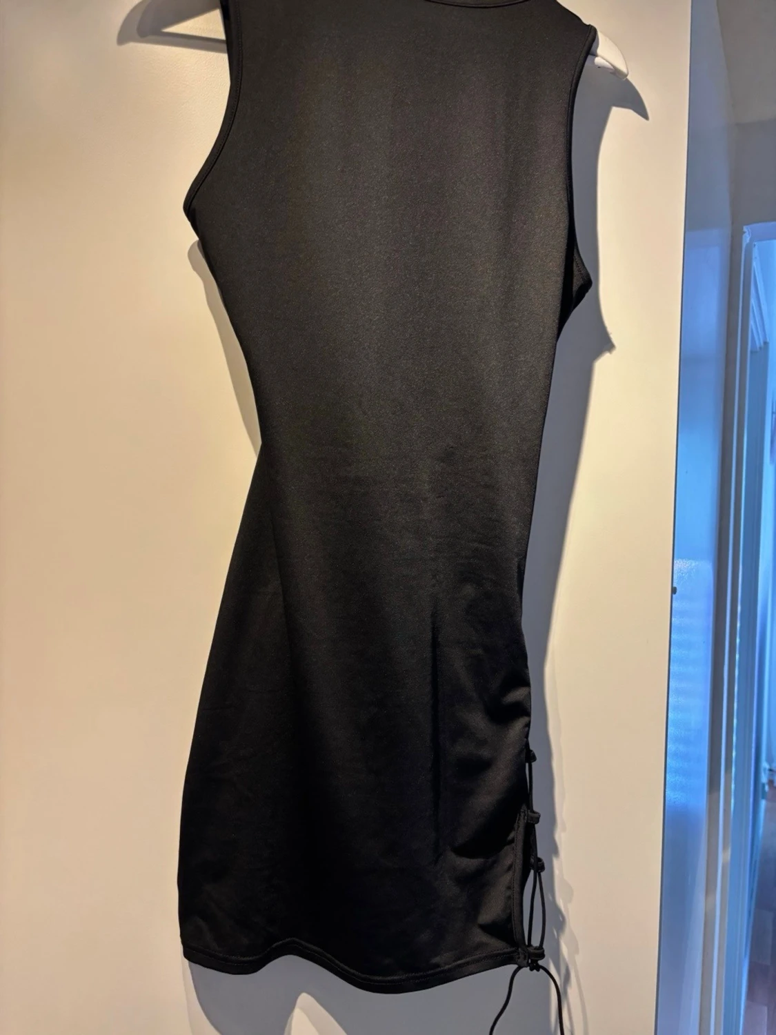 Svart kort klänning med snörning och cut out  - 3