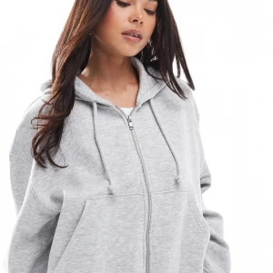 Grå oversized hoodie - Weekday - Använd men i bra skick. Är ljusare än den ser ut på bild 2 och 3. Ordinarie pris: 559 kr