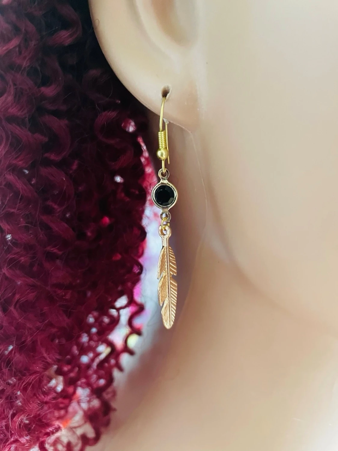 By prisförslag- 1 st Guldörhängen med fjäder och svart sten - 1
