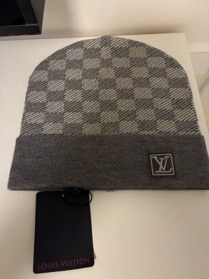 Grå mössa - Säljer en snygg grå mössa helt ny inte använd en ända gång prislappen sitter på 