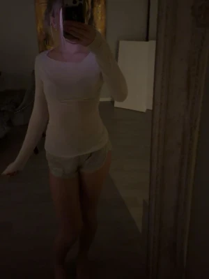 Vit långärmad topp från Intimissimi - Säljer en vit, tunn och figurnära långärmad topp från Intimissimi. Toppen har en enkel och stilren design med rund halsringning och är tillverkad i ett mjukt material som känns skönt mot huden. Perfekt att styla med jeans eller kjol.