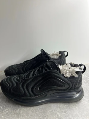 Svarta Nike Air Max 720 sneakers - Endast använda några få gånger nära nyskick. Kartong finns, super bekväma och är i storlek 38