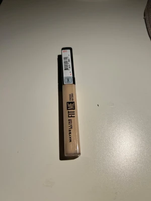 Maybelline Fit Me Concealer 05 - Maybelline Fit Me Concealer i nyansen 05. Perfekt för att täcka mörka ringar och ojämnheter. Ljus beige färg som smälter in naturligt i huden. Oöppnad.