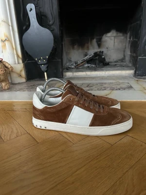 Valentino flycrews skor - Säljer ett par Valentino flycrews i  Fint skick Skick: 9,5/10🧮  Inkluderat: extra spikar ingår!♦️  Pris: 2599kr  ej hugget i sten🎗️  Storlek: 43♣️   KOMMER EJ GÅ NER I PRIS