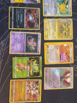 Pokémonkort riktiga priserna står I description  - Säljer en samling Pokémonkort med flera legendariska och mytiska Pokémon som Zapdos, Mew, Ho-Oh, Ditto, Celebi och Ultra Necrozma. Korten har färgglada motiv och vissa är holografiska. Perfekt för samlare eller dig som vill boosta din lek med coola kort!