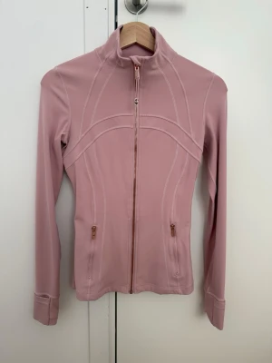 Lululemon define jacket - Nästintill ny, använd två gånger. Kan skicka mer bilder om om det behövs 💗storlek 4 men basar både bra för xs-m