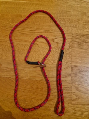 Retriverkoppel - Retrieverkoppel i gott skick. Slipkoppel som enkelt träs över hundens huvud. Lätt, praktiskt och funktionellt.