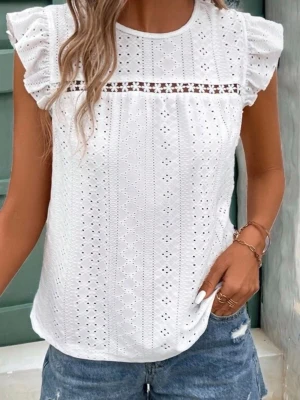 Vit broderad blus med volangärm - Söt vit blus med broderade detaljer och volangärmar. Toppen har ett dekorativt spetsband över bröstet och är tillverkad i ett lätt, luftigt material. Perfekt för varma dagar och ger en romantisk vibe till din outfit.