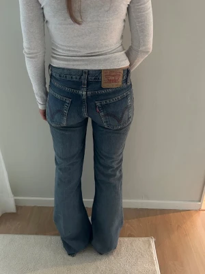 Levi's jeans  - Lågamidjade Levis jeans i storlek XS-S. Midja: 36x2 cm innerben: 80 cm 