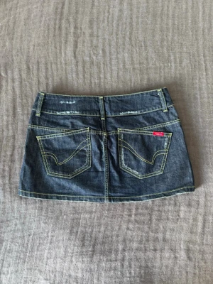 Mörkblå jeanskjol från Only - Sjukt snygg och eftertraktad lågmidjad jeanskjol från Only. Perfekt till sommaren och sitter jätte skönt, dock är den för liten nu och därför säljer jag. Skriv för mått!! 