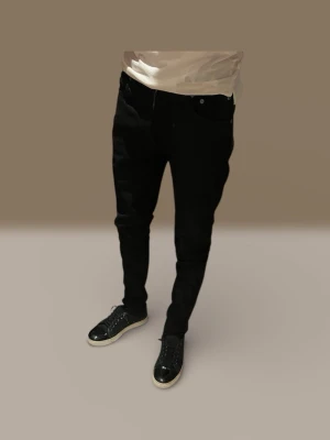 Svarta slim fit Nudie jeans - Säljer ett par svarta slim fit jeans från Nudie med klassisk femficksdesign och diskret logga på bakfickan. Jeansen har normal midja och smal passform hela vägen ner. Perfekta för dig som gillar en clean och modern look. Jeansen är i strl W30 L32. Skriv om du har undrar något