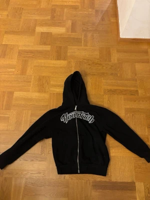 Hoodrich zip  - Säljer denna Hoodrich tröja på grund av att den Inter är min stil,knappast andvänd, köpt på jd,             Pris går att diskutera vid snabb affär 