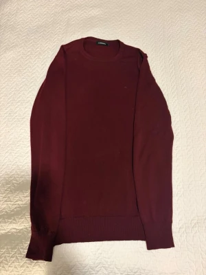 Vinröd stickad tröja J.Lindeberg - Säljer nu en riktigt fet stickad tröja ifrån J.lindberg i 100% merino. Den är i toppskick utan några defekter. Det är bara att höra av er om ni har några funderingar!🤩