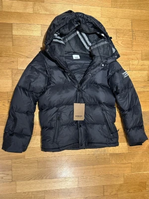 Svart pufferjacka från Burberry - Helt ny jacka använd endast för att ta bild. Är 188 83kg. Pris går att diskuteras vid snabbaffär