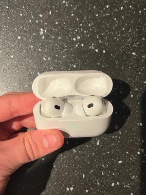  AirPods Pro trådlösa hörlurar - Hej, säljer ett par vita hörlurar inspirerade av Apple AirPods! Sladd följer med, hör gärna av er vid frågor!🤗