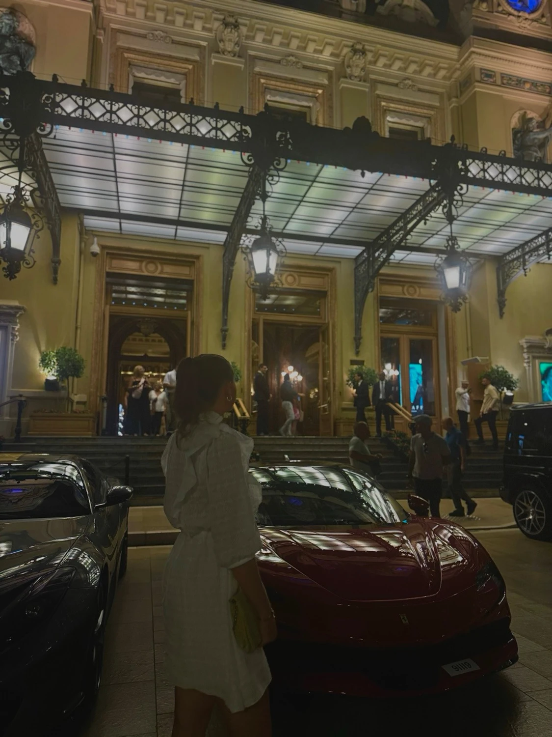 Vit kort klänning från GANT med volangdetaljer - 2