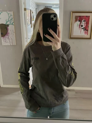 Post malone merch - Superfin långärmad tröja i 100% bomull köpt på smash 2018. Sparsamt använd så i fint skick, endast lite spräcklig text på ryggen. 🩶