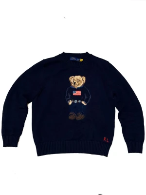 Mörkblå stickad Polo Bear - Här snackar vi kvalitet. Riktigt fin och bra stickad polo bear sweater med den ikoniska polo björnen på magen. Sitter skit bra på S och säkert XS med. Perfekt passform för dig som gillar en fitted look. 🔥