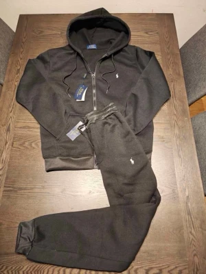 Polo tracksuit  - säljer min nya polo tracksuit den är oanvänd helt ny med prislap köpte den i Amsterdam för cirka 1450. Fraktar varan samma dag. ( man kan köpa varorna separat) priset går att diskuteras