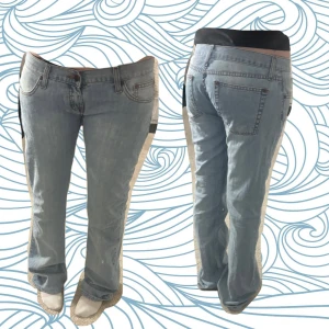 Ljusblå bootcut jeans från dallas jeans - Säljer ett par ljusblå bootcut jeans från dallas jeans. Jeansen har väldigt låg midja och är i gott skick, dock lite slitage längst ner vid benet men inget som syns när det är på.  Hör av er vid fler frågor eller fler bilder (utan redigering ex) och priset kan diskuteras!!