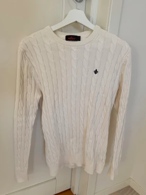 Kabelstickad Morris - Säljer en Kabelstickad Morriströja i absolut nyskick! | Nypris: ca 1.900kr | Storlek: M, passar M och de mellan M och S | Hör av dig vid frågor eller funderingar! 