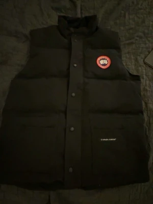 Svart dunväst från Canada Goose - Snygg svart dunväst från Canada Goose, priset kan sänkas väldigt mkt. 