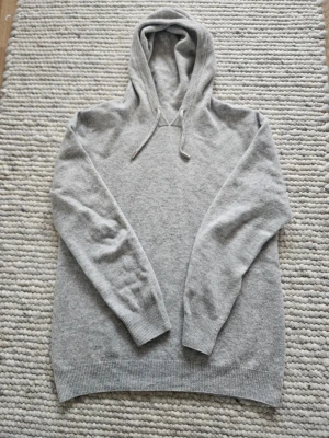Merinoull hoodie - Tja säljer denna merinoull tröja tyvärr har den inga taggar // storleken är S // Passformen är slimfit // tyvärr har den ett litet hål på bild 3 // hör av er vid funderingar! // fraktar så snabbt som möjligt // Priset är inte hugget i sten