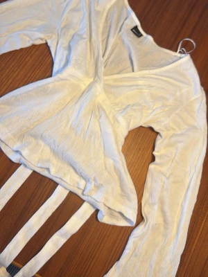 vit tröja gina som man kan knyta bak  - super fin tröja från gina med rosett där bak 