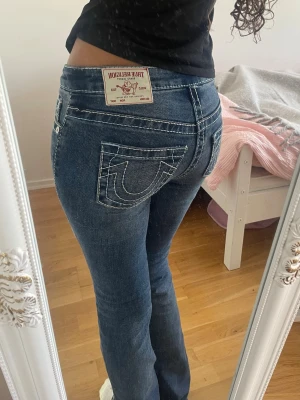 True Religion Jeans - Jättefina true religion jeans i storlek W24.💗Innerbenslängden är 82 cm och midjemåttet är 40 cm rakt över midjan. De är lite för långa för mig som är 160 cm lång därav säljer jag dem. 💞