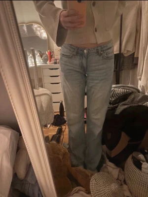 Ljusblå Weekday jeans Arrow - Säljer ett par skitfina ljusblå jeans från Weekday modell Arrow. Passar till precis allt! Använda några gånger men bra kvalitet.