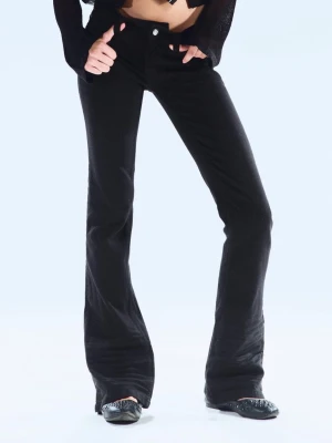 Svarta bootcut jeans från Cheap Monday - Snygga svarta bootcut jeans från Cheap Monday med utsvängda ben och klassisk femficksdesign. Jeansen har en lila logopatch bak i midjan och är tillverkade i ett stretchigt denimtyg som sitter tajt upptill och släpper nedtill. använda en gång 