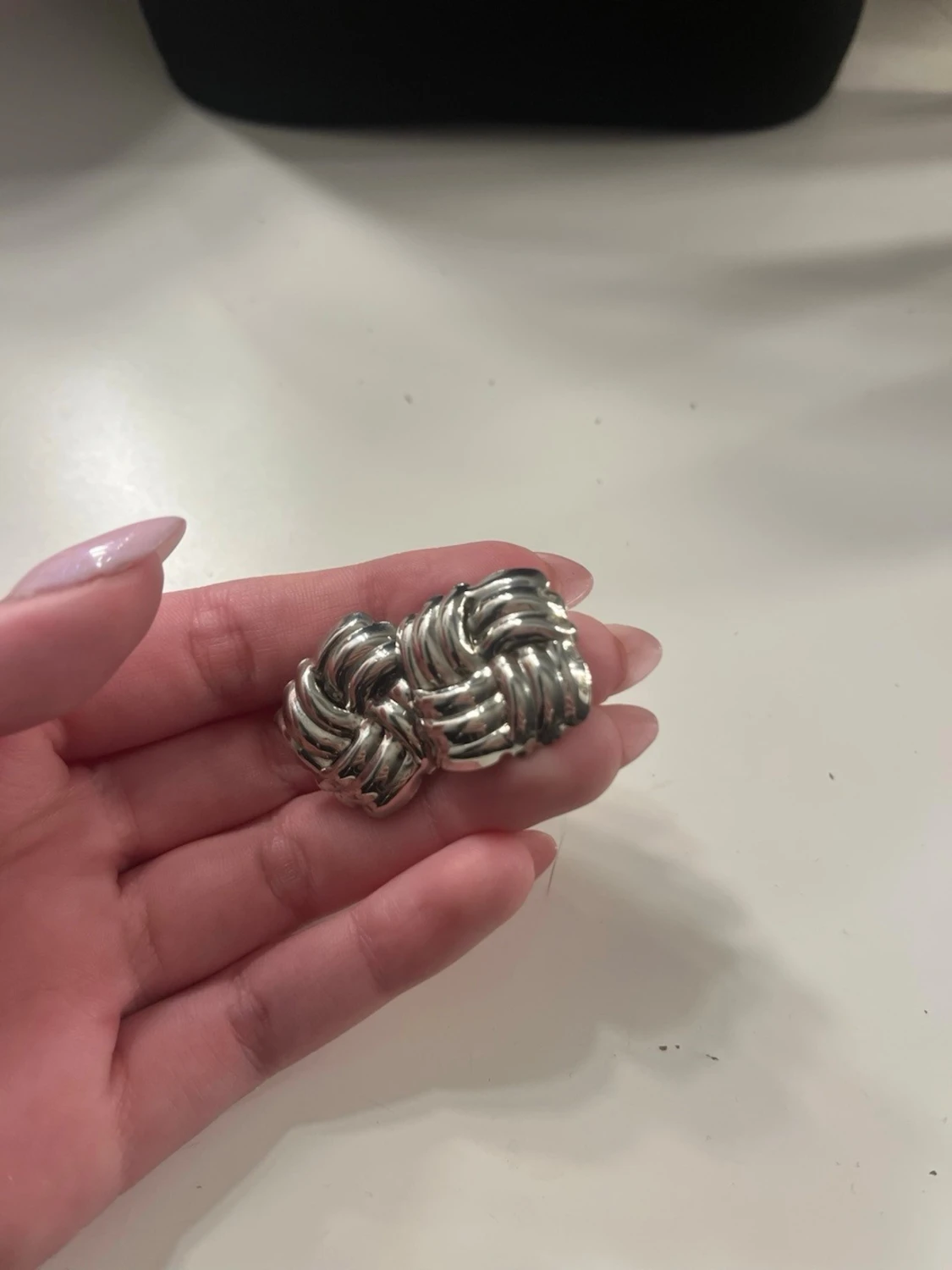 Silvriga knutformade örhängen - 2