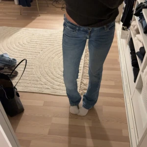 Ljusblå raka jeans från Lee - Ljusblåa jeans från Lee. Modell Jessica, strl W25 och L33