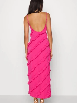 Korallrosa volangklänning med öppen rygg - Säljer en lång rosa klänning med tunna axelband och djup öppen rygg. Klänningen har flera diagonala volangdetaljer som ger en lekfull och trendig look. Perfekt för sommarens alla tillfällen som balen.