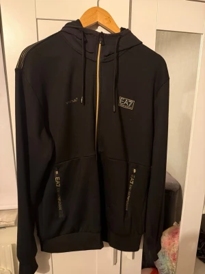 EA7 Emporio Armani Hoodie - Snygg hoodie från Armani köpt från jd sports, knappt använd. Storlek L. Nypris 1600kr