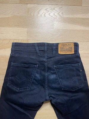 Mörkblå Replay Anbass jeans - Säljer ett par mörkblå Replay Anbass jeans som har ett nypris på över 1600kr men jag säljer för endast 499kr! Storlek W29 och L32. Hör gärna av er vid funderingar eller frågor!