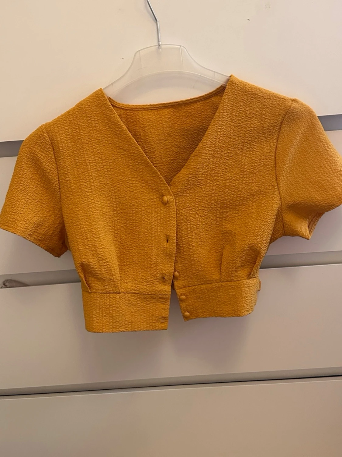 Gul croppad topp med knappar