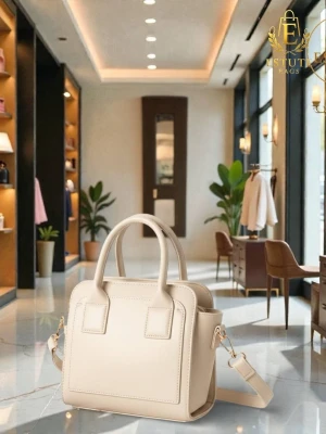Beige handväska med axelrem - Stilren beige handväska från Estuti Bags i slätt konstläder. Väskan har två topphandtag och en justerbar axelrem för flexibel användning. Fyrkantig form med minimalistisk design och diskreta sömmar. Perfekt för dig som gillar enkel och modern stil.