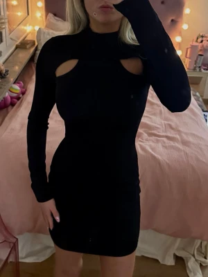 poloklänning - Jättesnygg poloklänning från H&M🖤 Aldrig använd! - Storlek XS Skriv privat för fler bilder eller frågor 🫶🏽 Kolla gärna in mina andra annonser!!