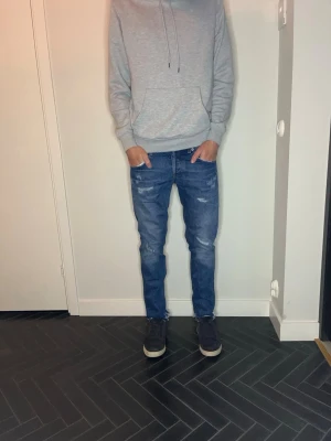 Dondup - Dondup jeans i fint skick! W30. Midje bredd: 40cm, längd: 97cm. Snygga slitningar! Pris kan diskuteras! Kontakta vid frågor och funderingar! 