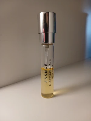 ESSNCE eau de parfum "chocolate chaud🍫🍩" - En lite mindre Essnce flaska (8 ml), lite mer än hälften kvar som ni kan se på bilden 🍫💕