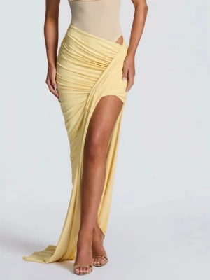 Ljusgul långklänning med slits - Trendig ljusgul långklänning med offshoulder och hög slits framtill. Klänningen har draperad design och markerad midja, vilket ger en snygg siluett. Perfekt för dig som vill sticka ut med en elegant och modern look.