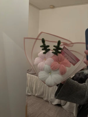 Small rosa blombukett 💐  - Instagram : eternity_flower_s 🌸  Handgjorda evighetsblommor av piprensare – ett kreativt och hållbart alternativ till snittblommor. Perfekta som present eller som liten inredningsdetalj.  Varje blomma är unik, formad för hand och kräver ingen skötsel. De håller sig fina år efter år.  Passar till:   Present, barnrum, sovrum, skrivbord eller dekoration till födelsedag, dop eller student.  Skick:   Nya och oanvända.  Säljs styckvis eller i set. Kan anpassas efter önskade färger. 