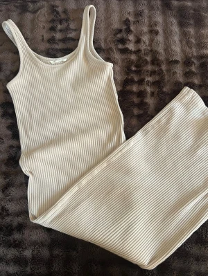 Klänning  - En beige ribbad klänning från HM , super skön till sommaren , lite tjockare material 