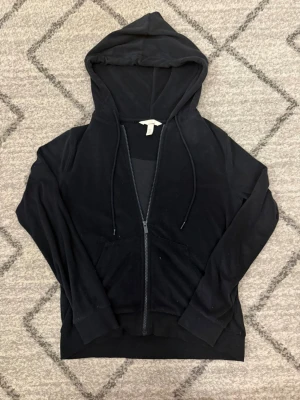 Mörkblå zip hoodie med fickor - En snygg mörkblå zip tröja med luva o snören. Passar typ till allt! Tryck inte på köp innan ni kontaktat mig! 