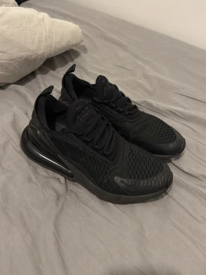 Nike 270  - Säljer ett par helsvarta Nike Air Max 270. Skorna är använda, med små håll vid sidan av skorna men inte mycket som syns, Skorna är köpta på Nike hemsidan för 1700kr. Dom funkar fortfarande i bra skick.