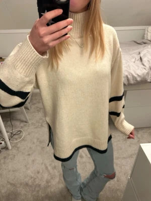 Beige stickad polotröja - Lång stickad beige tröja med polokrage, även svarta ränder 💕 Tveka inte att skriva om du är intresserad eller vill ha fler bilder. Pris kan diskuteras❤️