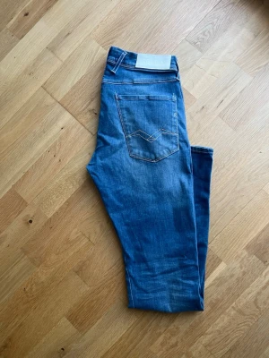 Replay Anbass W31 L32 - Säljer ett par slim fit Replay Anbass i fint skick! Kom PM för fler frågor eller bilder, priset går att diskuteras!
