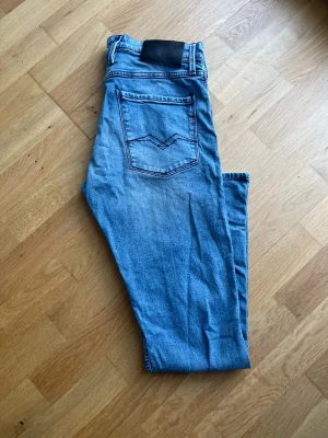 Replay Anbass W32 L32 - Säljer ett par feta slim fit Replay Anbass i fint slick! Kom PM för fler bilder eller funderingar!