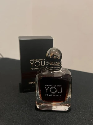 Emporio Armani Stronger With You - Emporio Armani Stronger With You Powerfully är en parfym med elegant, mörk glasflaska och silverfärgad rund kork. Doften kommer i en stilren svart förpackning och rymmer 50 ml. Perfekt för dig som gillar exklusiva och moderna dofter.